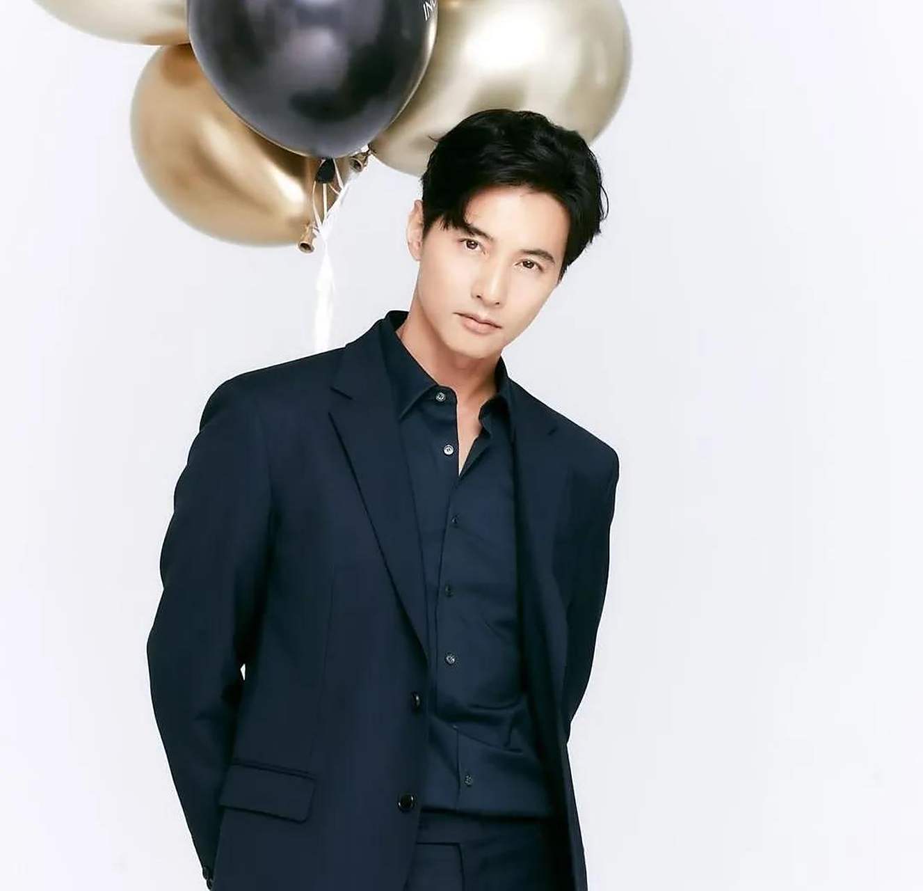 公开的照片中,元斌营造出雕塑般的视觉效果和神秘的氛围