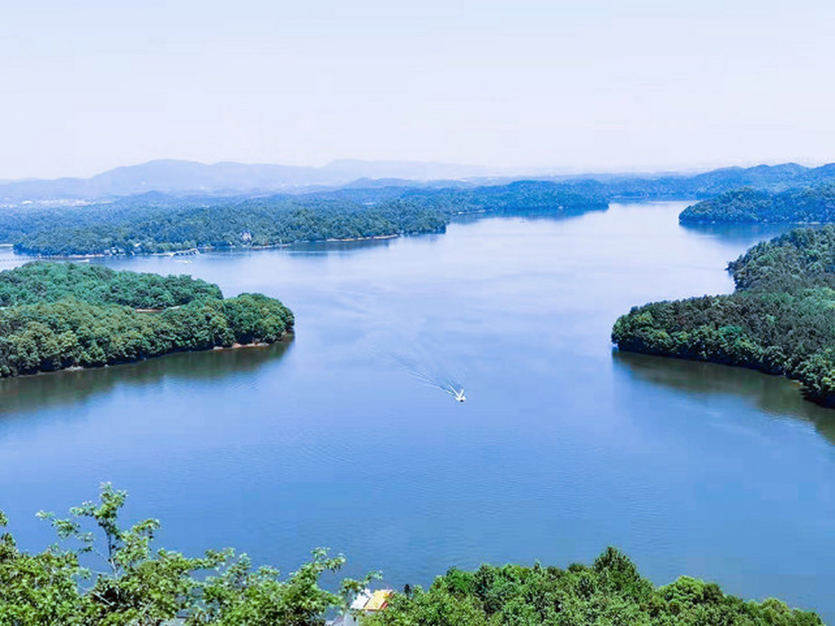 仙女湖景区面积160平方公里,其中水域面积50平方公里,湖中岛屿星罗棋