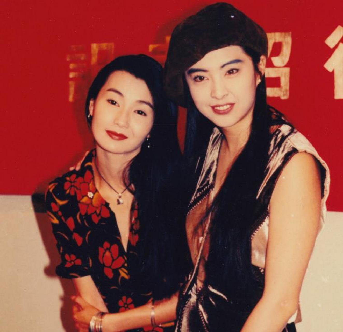 人人都说王祖贤堪称盛世美颜,可两位美女同框,我却觉得张曼玉更妩媚动