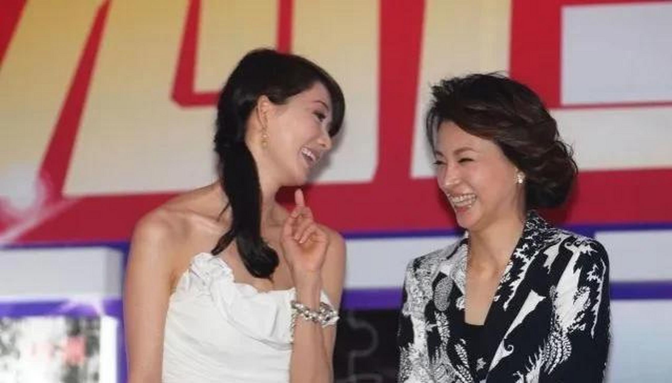 gif创作人# 央视主持人董卿与林志玲罕见同框,身穿黑白印花西装很