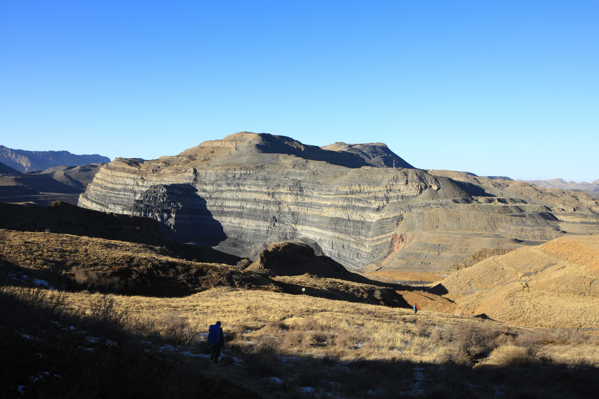 曾经的贺兰山煤矿:曾经的贺兰山汝箕沟露天煤矿,目前已经停止了开采