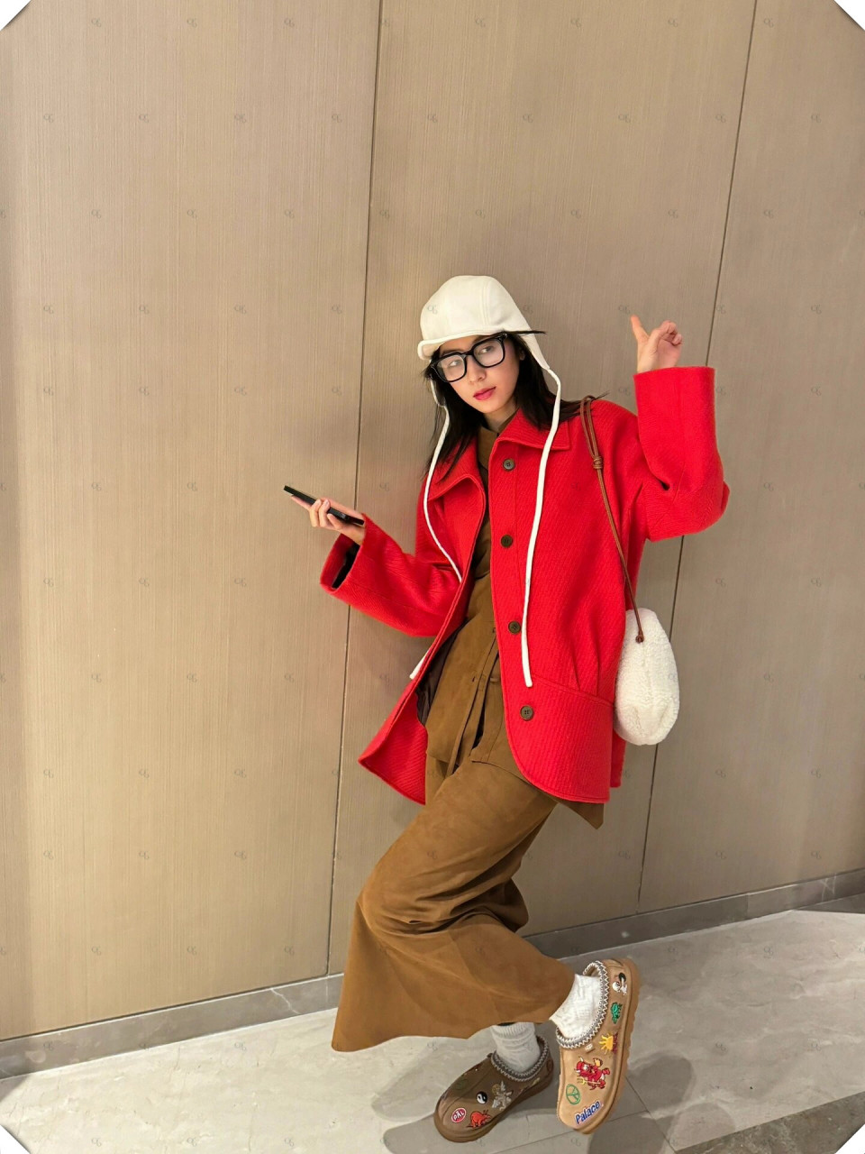 红色的羊毛大衣搭配美拉德风长裙,简单舒适又不失型格;黑色羽绒马甲