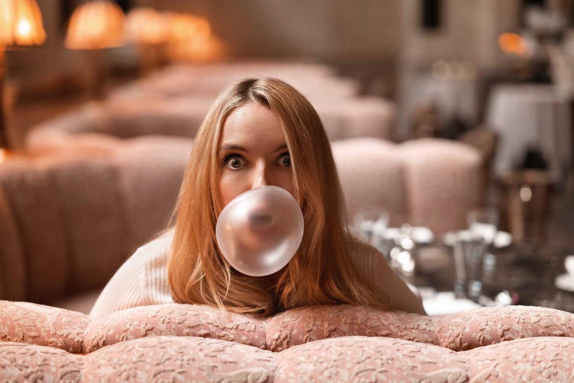 9月22日,朱迪·科默发布了一组新照片,这则照片中的她十分可爱,俏皮又