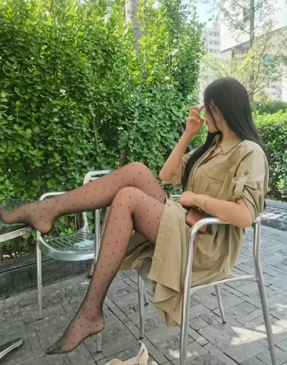 长款衬衣搭配波点丝袜,显得时尚性感优雅迷人#时尚穿搭# #性感美女