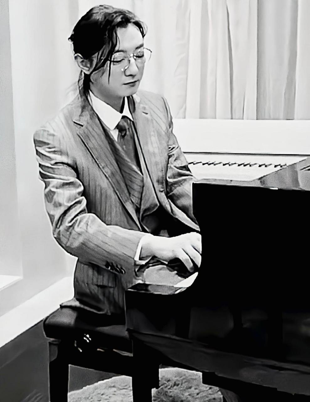 苏小玎已经不会高启盛舞步,只会弹钢琴了.