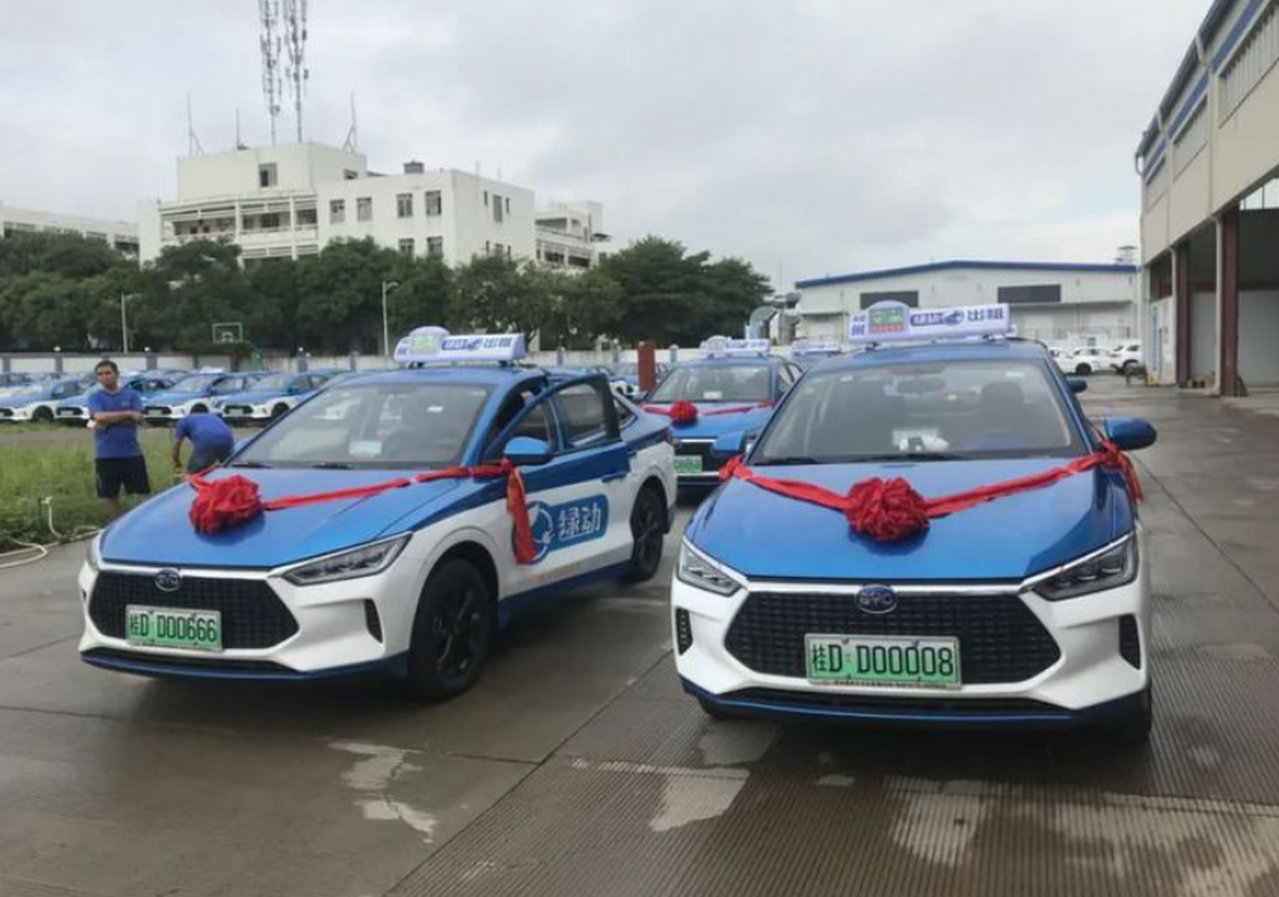 8月4日,广西梧州200台比亚迪e3纯电动出租车正式发车运营,替换已在