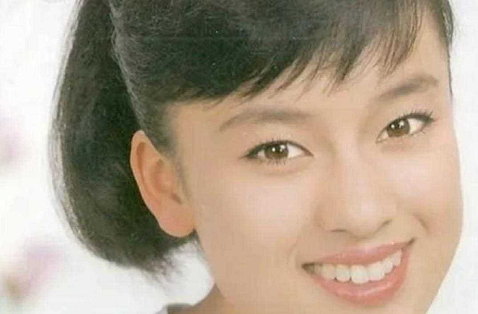 翁倩玉年轻时的照片很美,总是那么经典的笑,露出皓齿红唇妙不可言