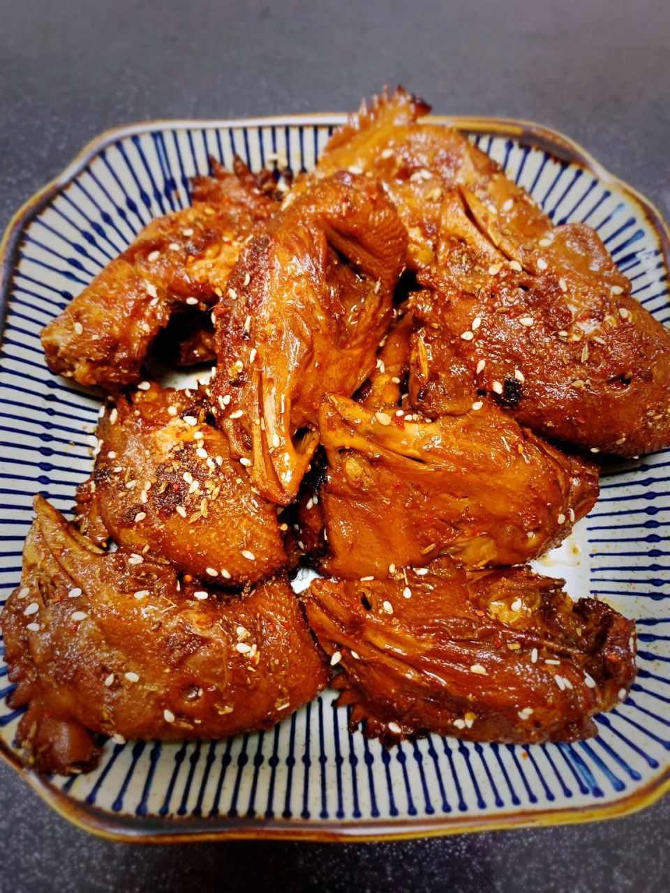 被夸爆的【香辣鸡头】,邻居追着我要秘方  打小家里就经常做卤鸡头