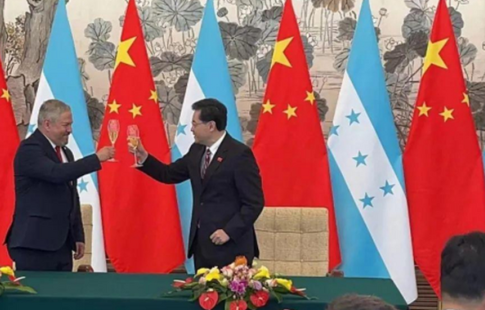 台湾"外交"崩溃史,台岛是如何丧失上百个"邦交国"的?