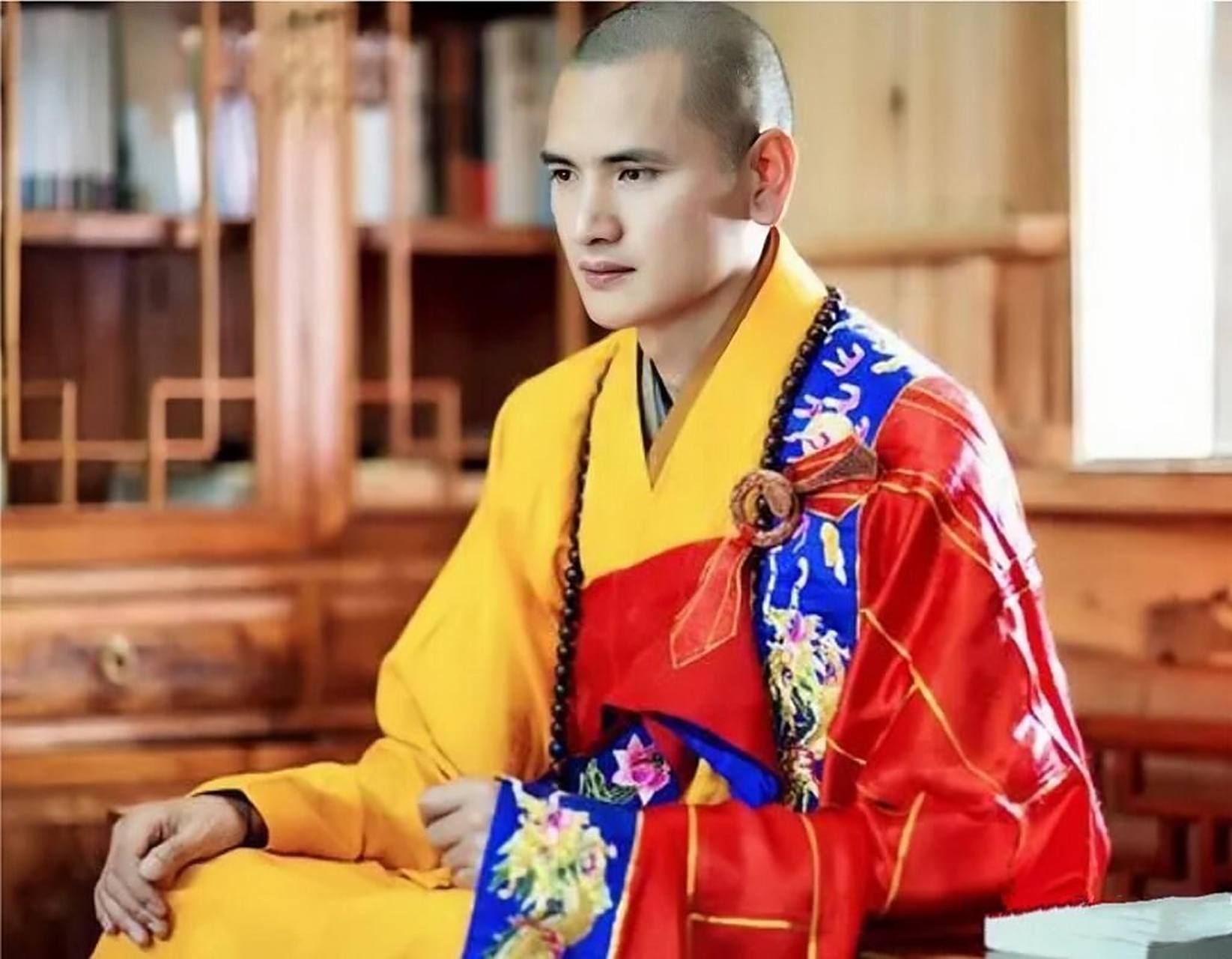 很多人都不远万里来到他所在的妙智寺,来一睹释明心法师的英俊外表