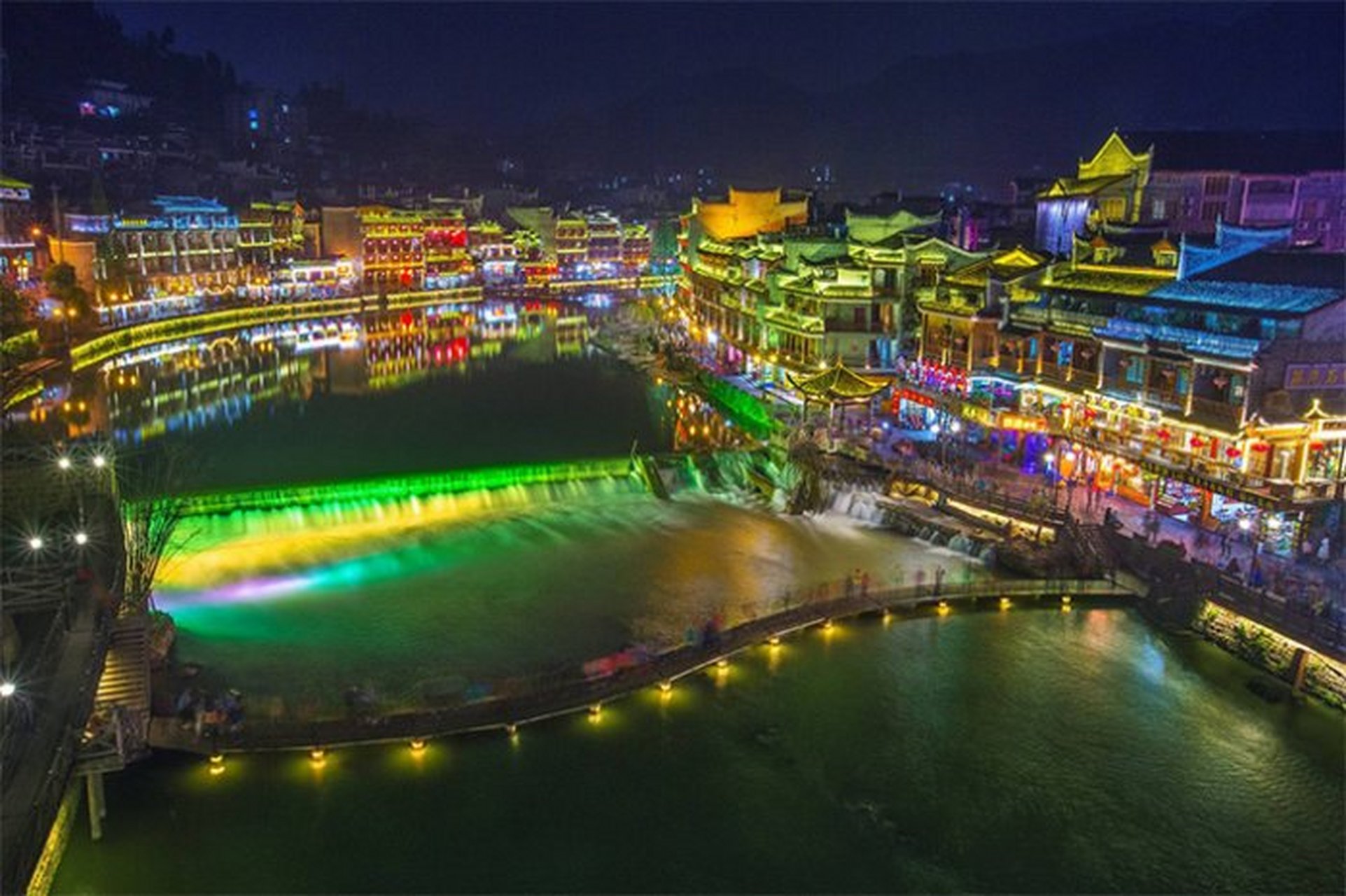 湖南旅游景点排名前十的有:武陵源,南岳衡山,岳阳楼,君山岛,花明楼