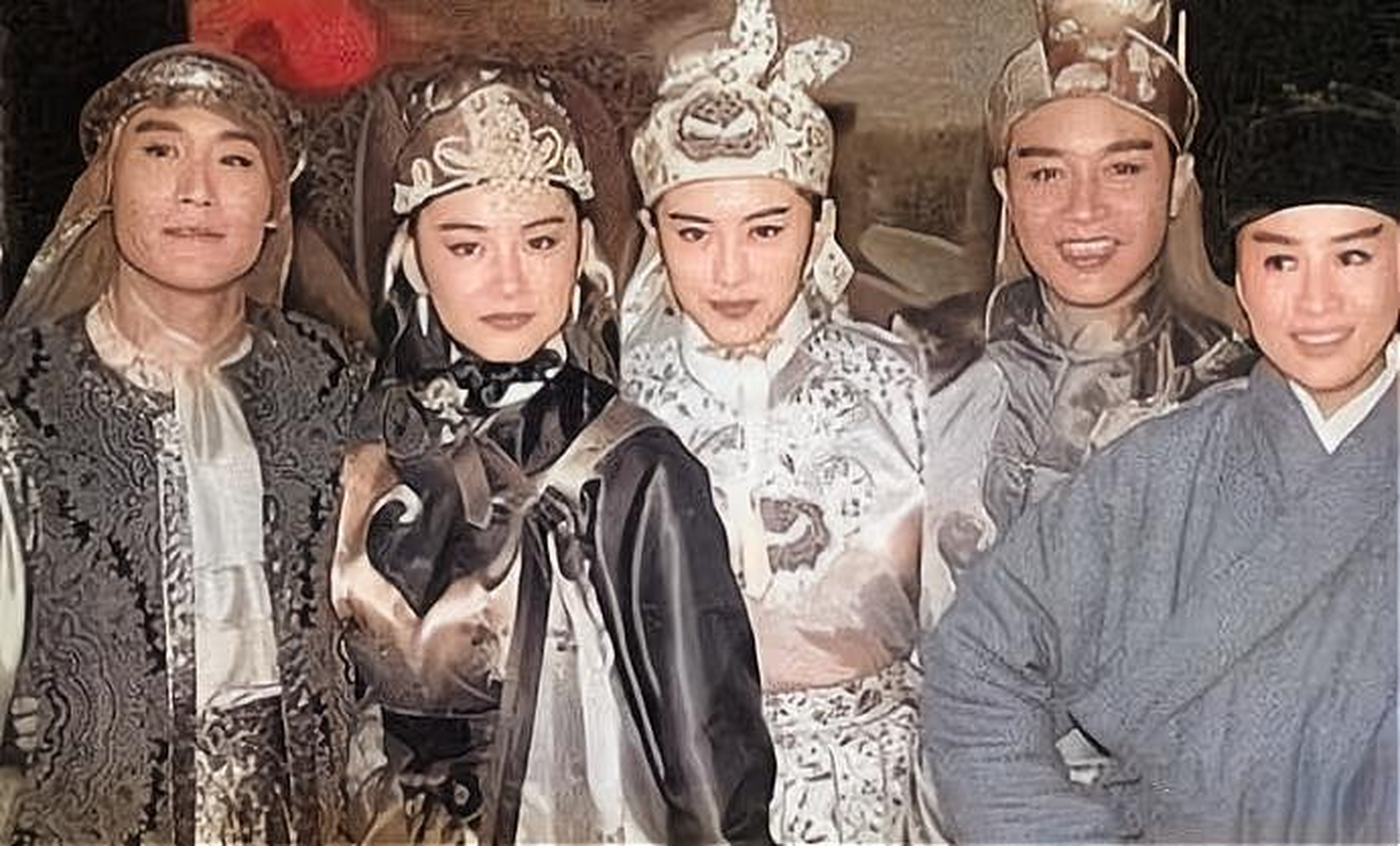 90年代,梁家辉,林青霞,王祖贤,张国荣和刘嘉玲五人在拍摄电影《东成西