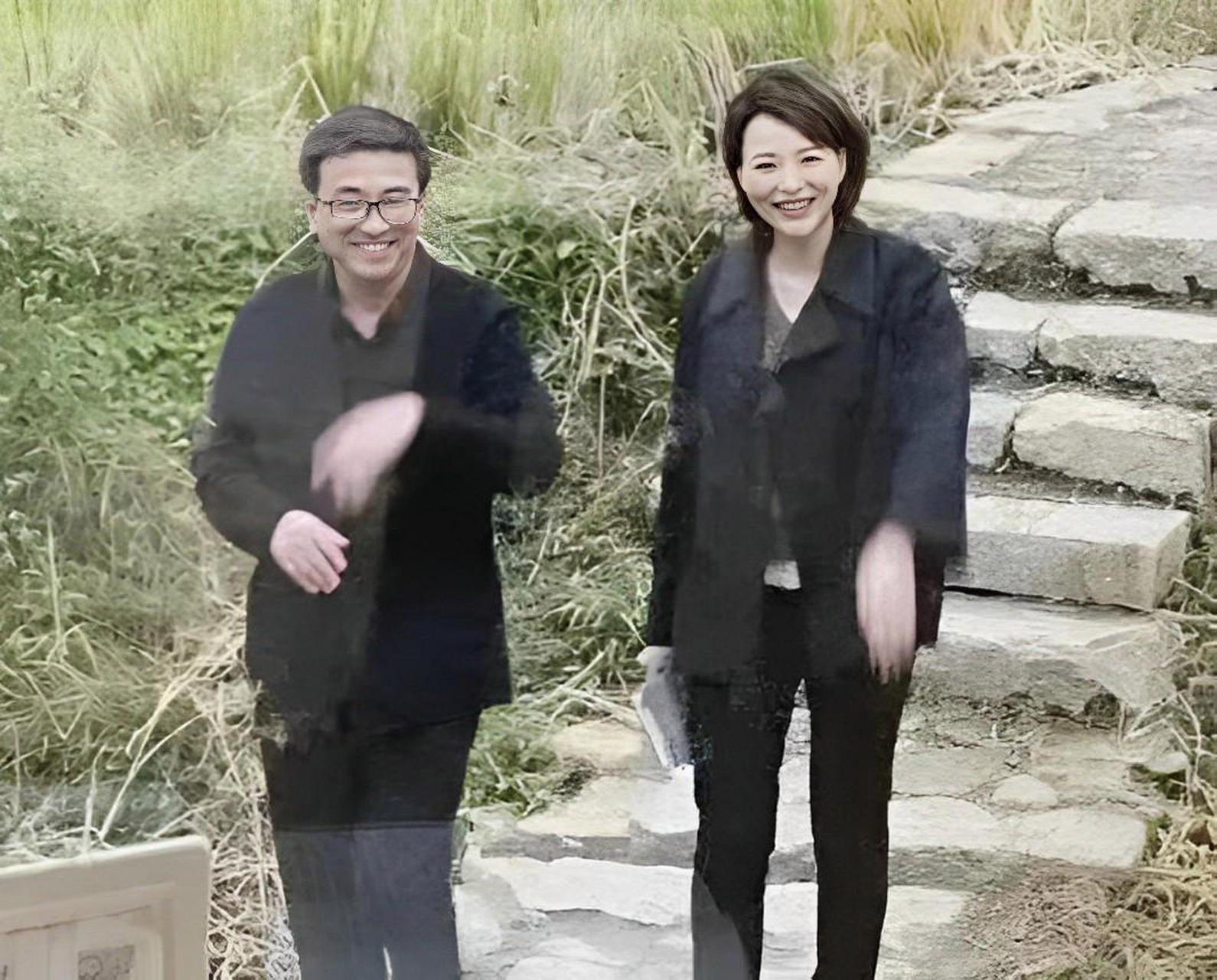 董卿和她的丈夫被拍到在村尾的一块田地里散步,夫妻俩有说有笑,感觉