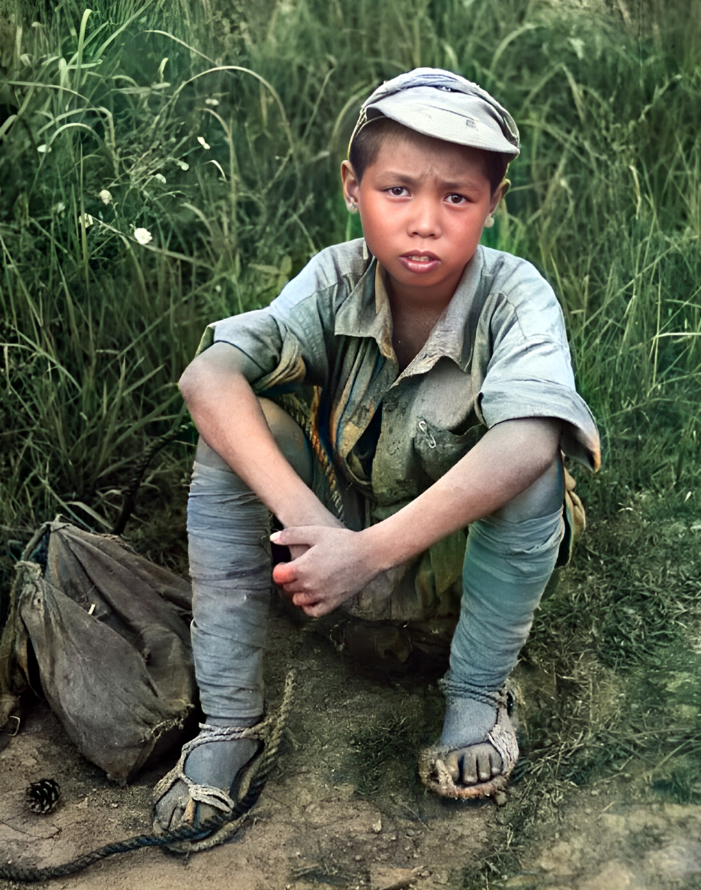 1945年,广西,抗战中草鞋部队的一名娃娃兵