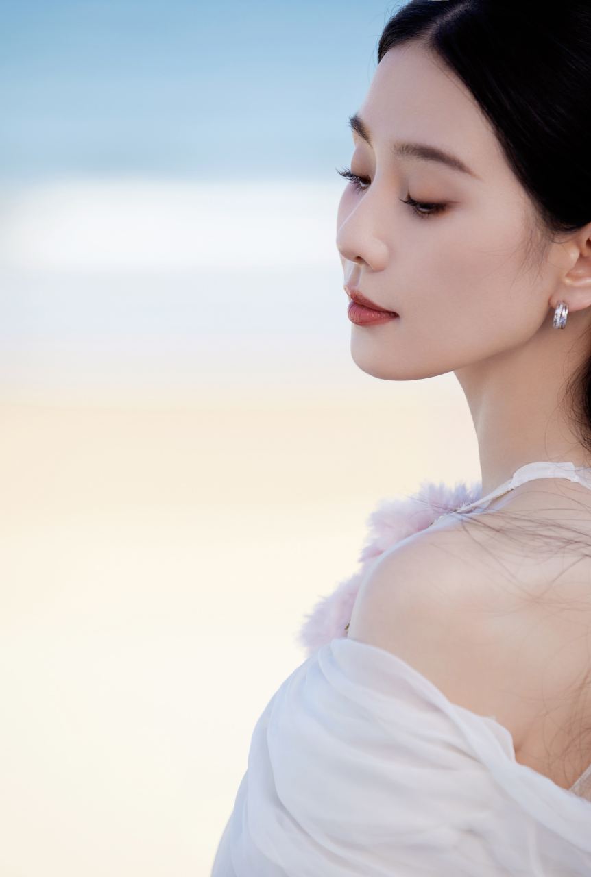 刘诗诗身穿飘逸薄纱白色连衣裙,打造惊艳造型