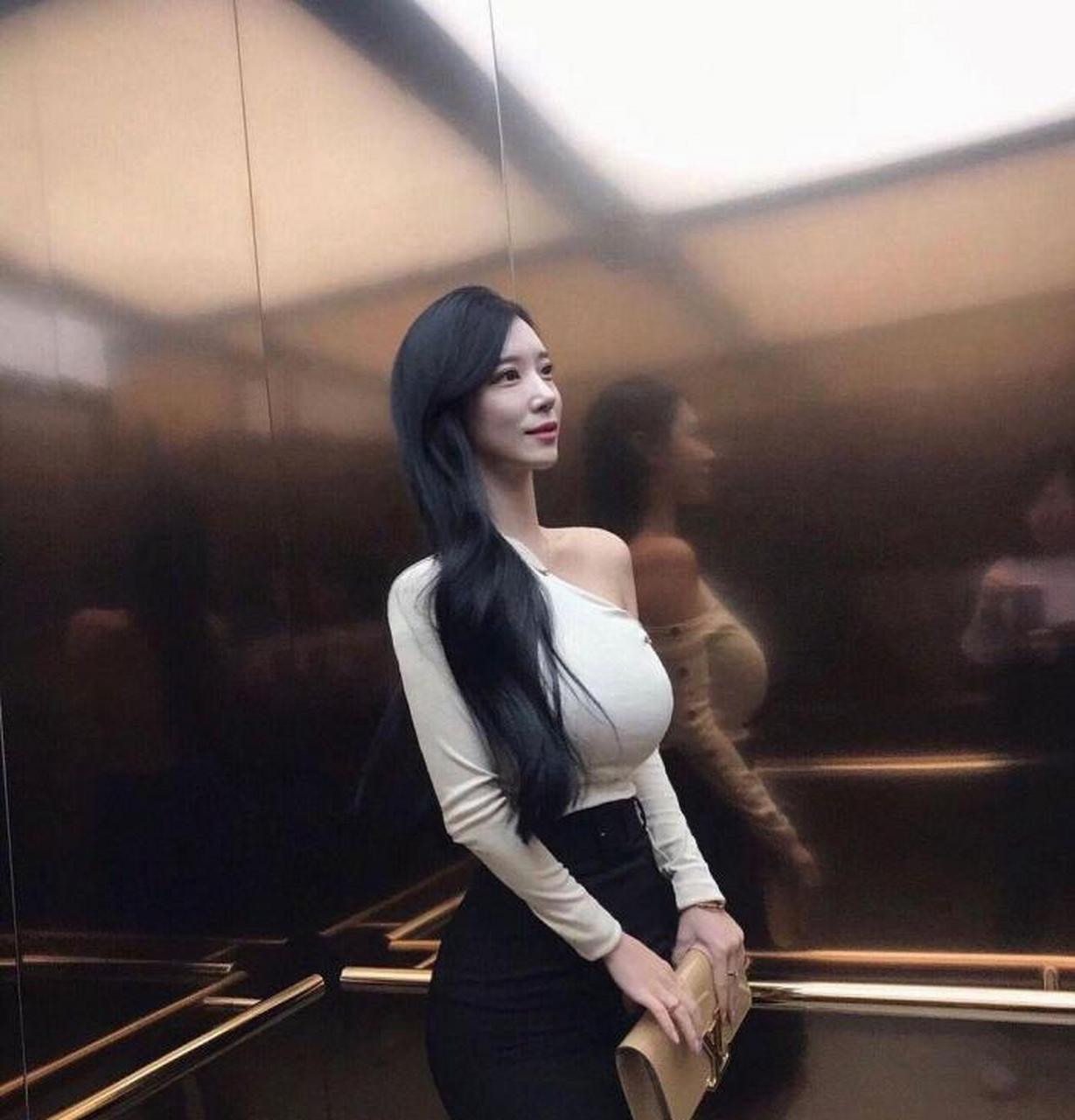 韩国性感女主播,紧身上衣身材完美
