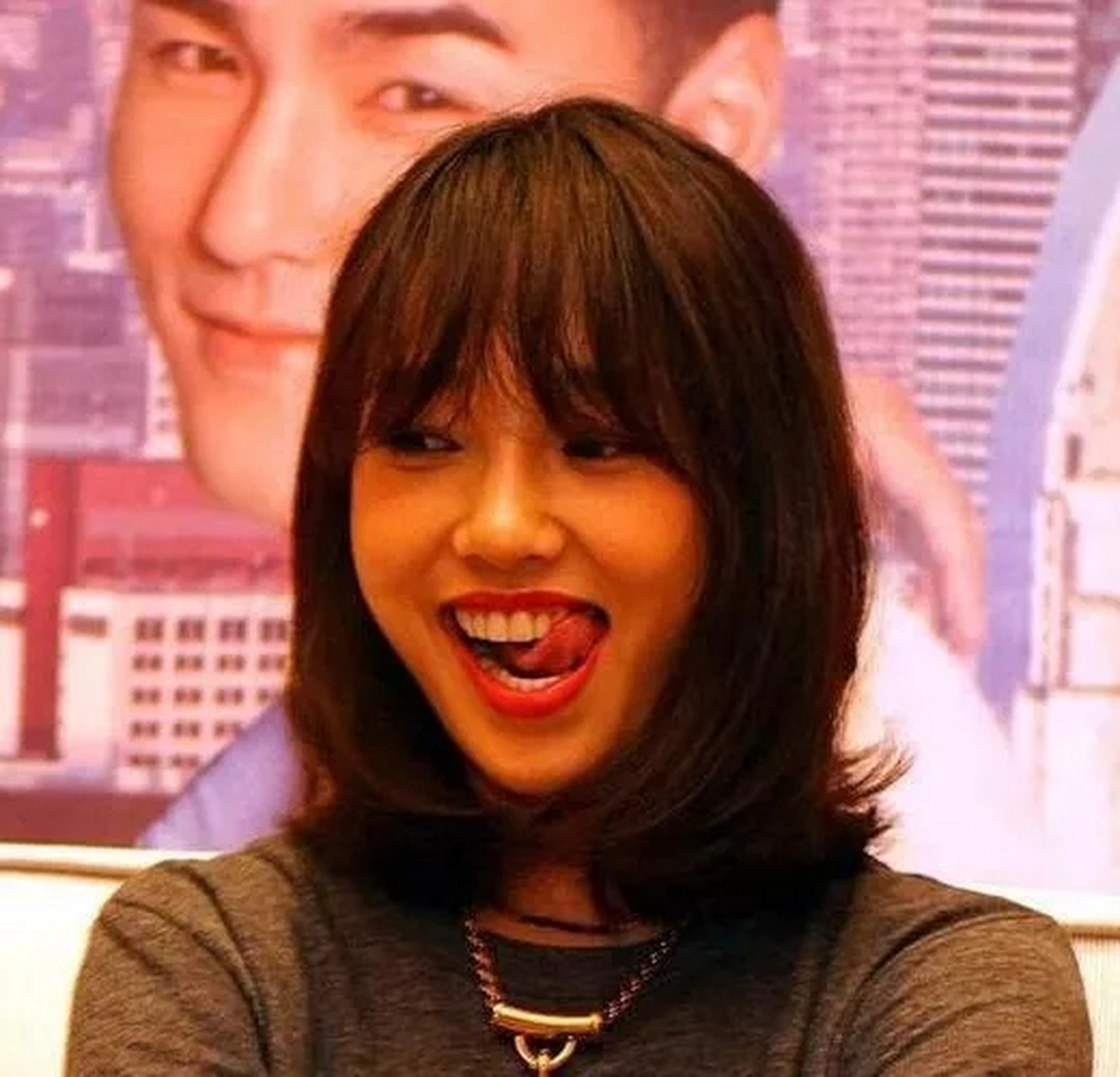 白百合伸舌头的瞬间好可爱好俏皮哦,招牌式动作,娴熟自如