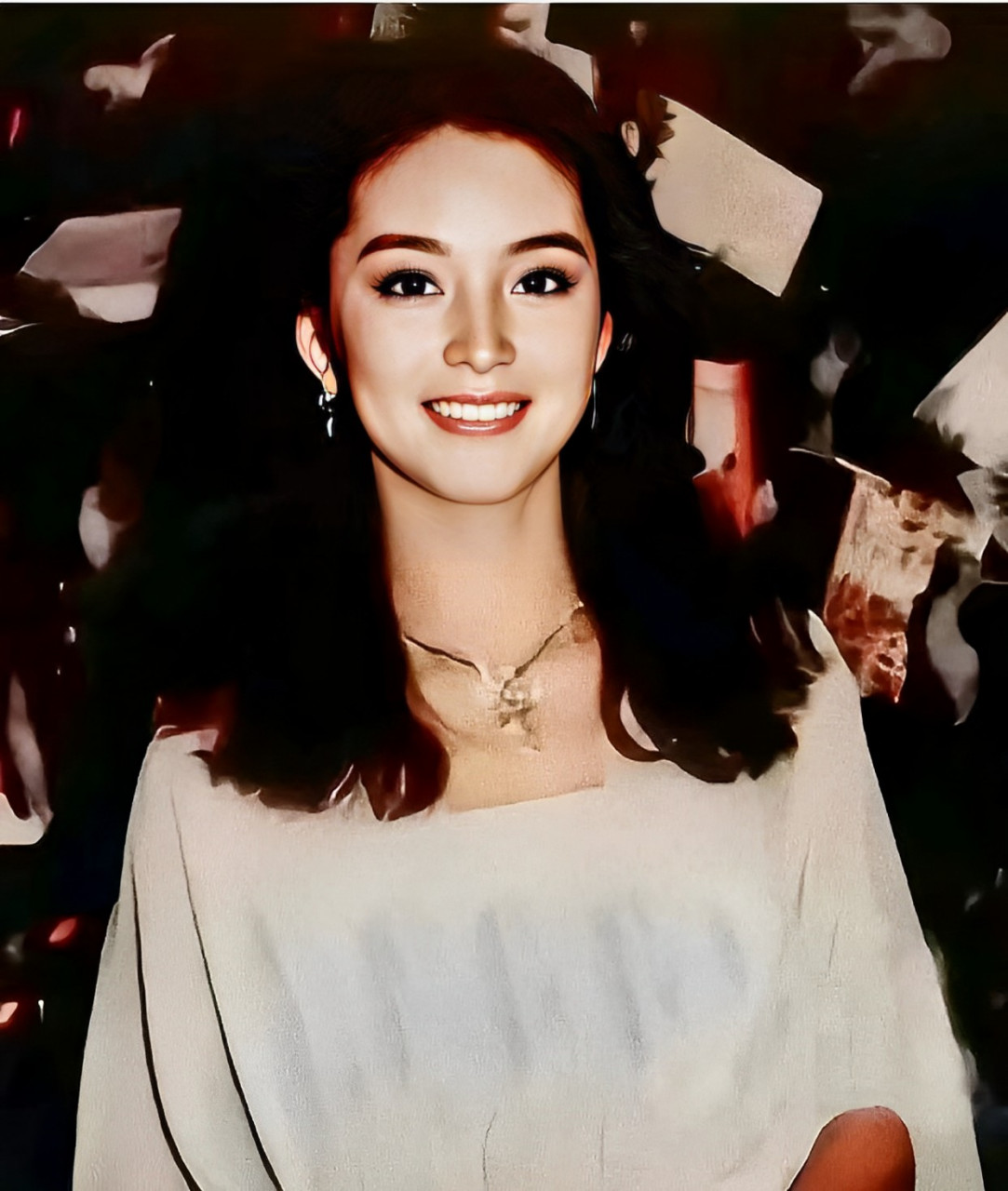 这是林青霞年轻时候的绝美留影,照片中林青霞五官精致,面容姣好,留着