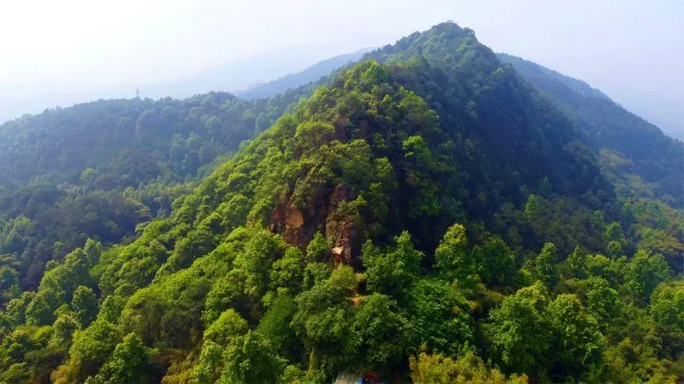 重庆虎峰山,素有重庆小九寨的美誉,是重庆莲花湖旅游度假区的重要