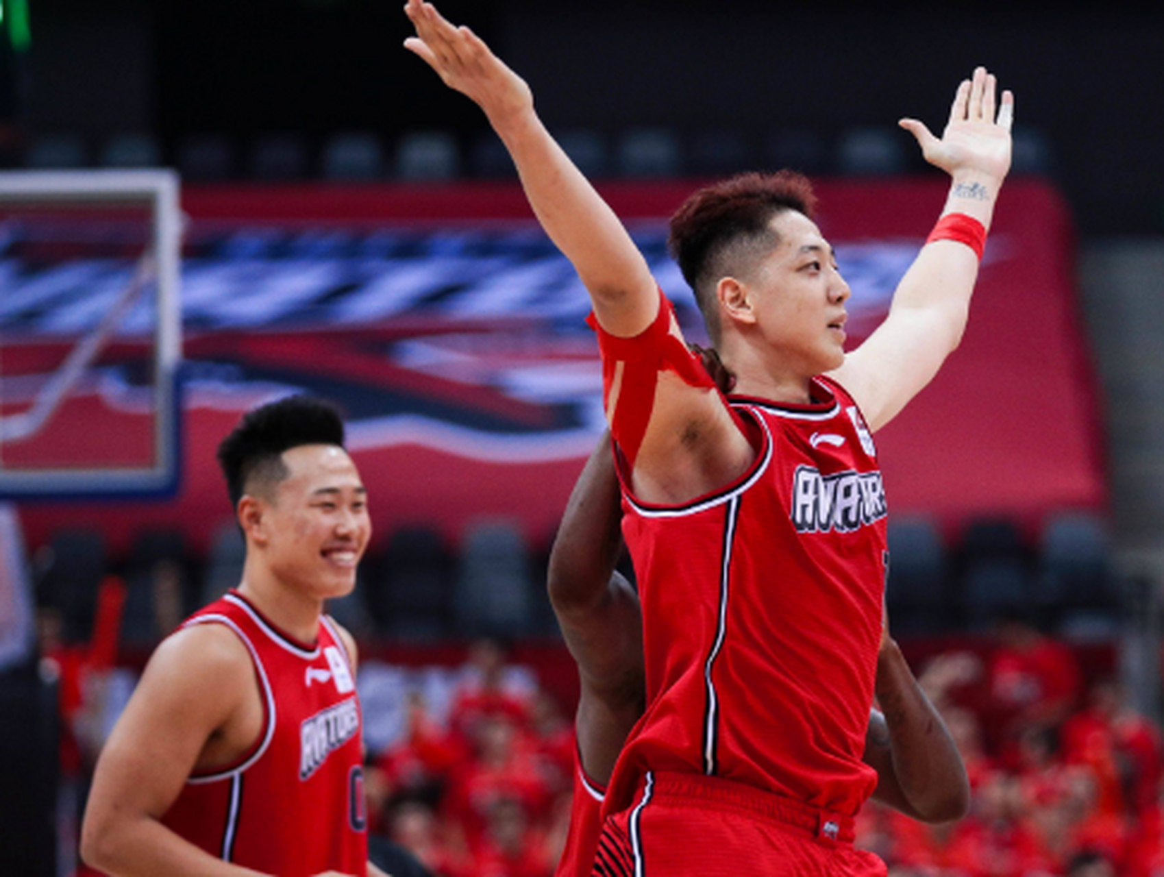 沈梓捷连吃2个t被罚出场,贺希宁将他拉出球场  北京时间2023年4月3日