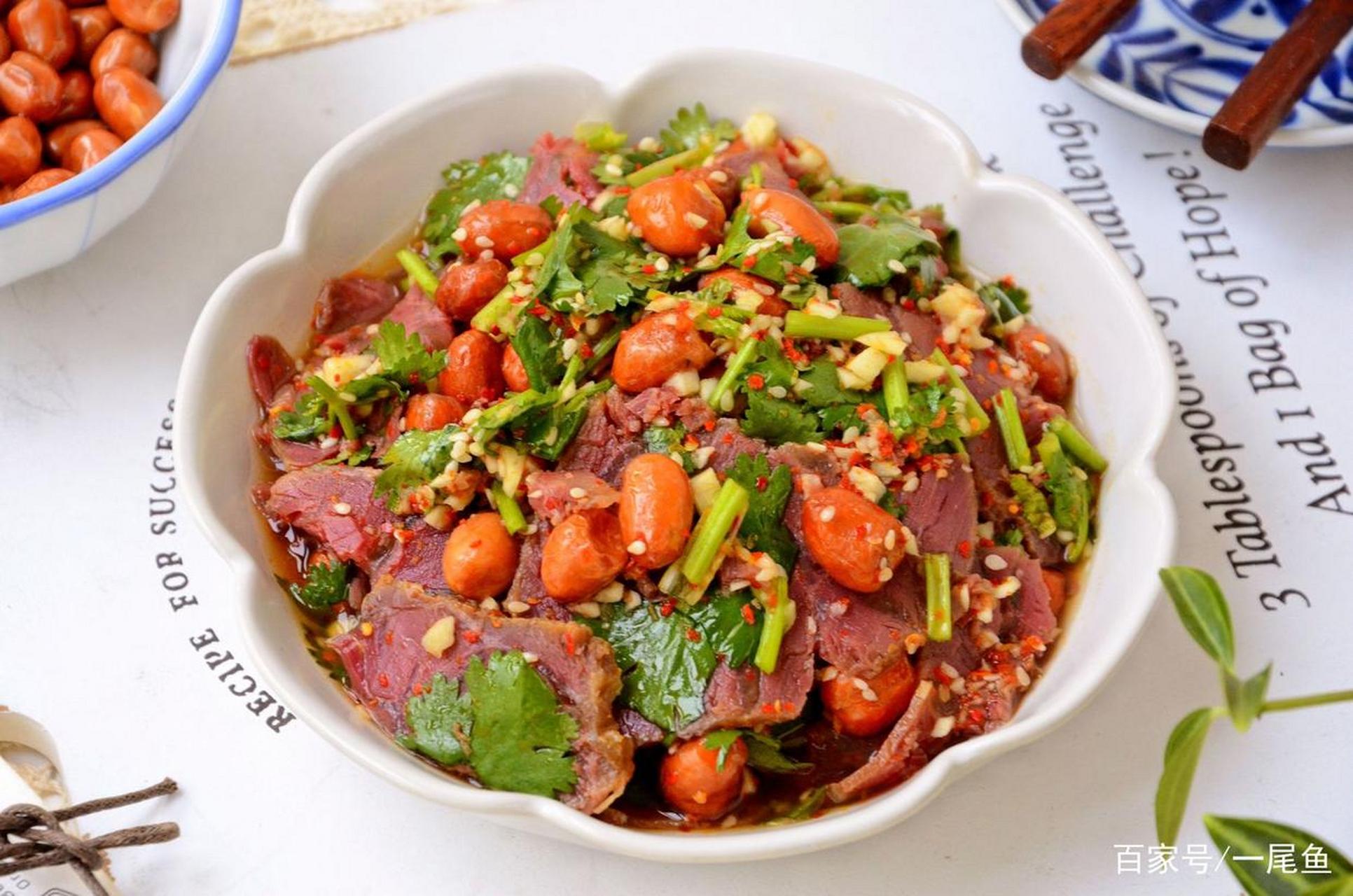 酸辣香菜拌牛肉,一道非常好吃的凉拌菜,非常百搭的一款凉拌菜,清爽