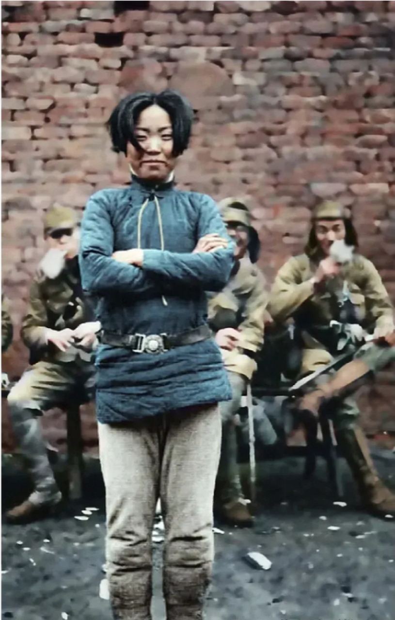 这张老照片拍摄于 1938 年,画面中的成本华女士眼中闪烁着视死如归的