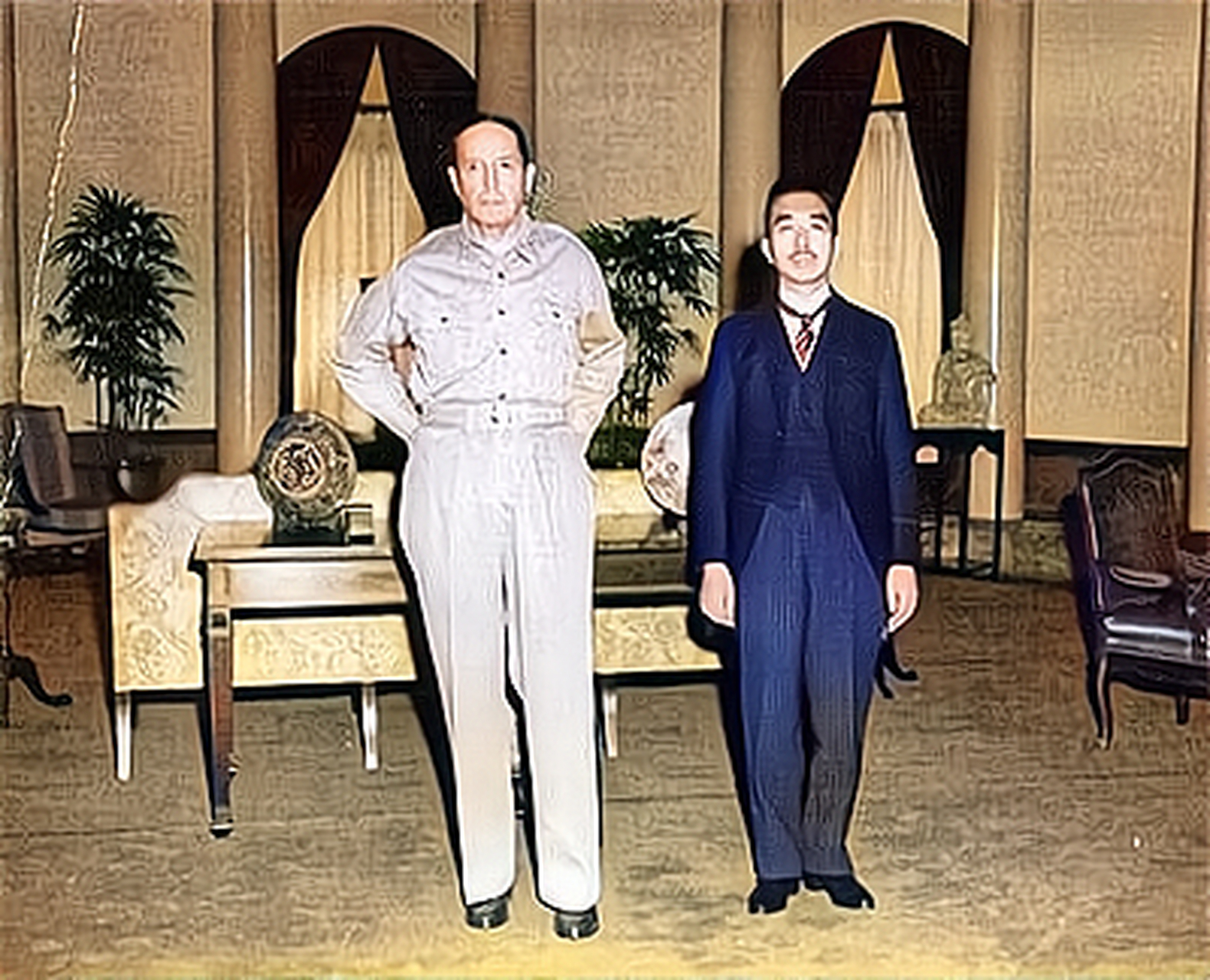 1945年9月27日,麦克阿瑟和日本裕仁天皇的合影,画面中麦克阿瑟要比