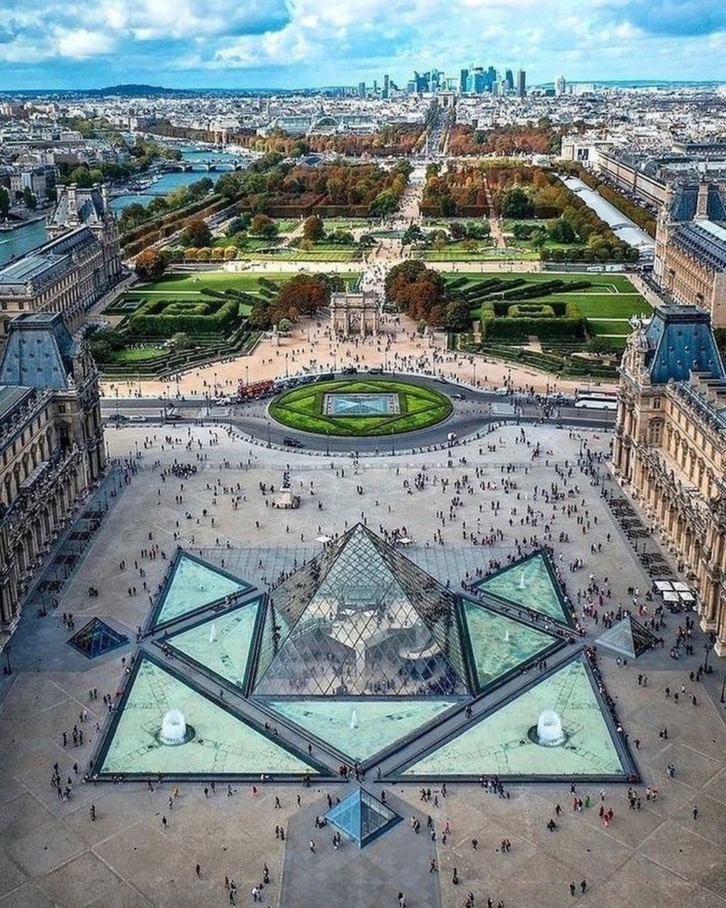9193卢浮宫点睛之笔 由建筑大师贝律铭设计的金字塔绝对是卢浮宫