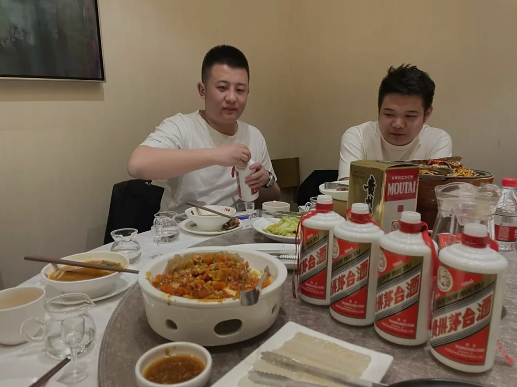 酒局上陪领导应酬时,千万别干这5件事,轻则得罪人重则被炒鱿鱼!