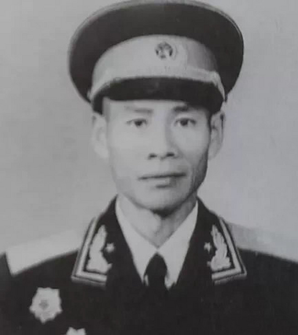 开国将军吴华夺1955年授衔时年仅38岁,因为身材挺拔,长相英武,曾经