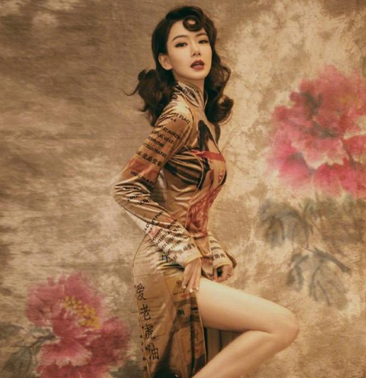 戚薇身穿旗袍复古优雅,大秀身材的性感曲线.#明星娱乐热点