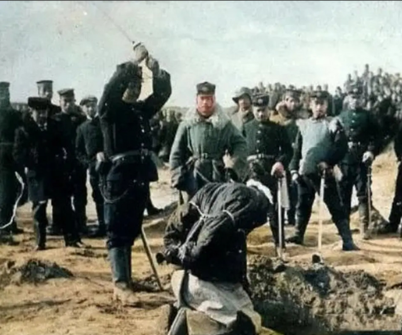 晚清时期,八国联军斩首的义和团拳民的一幕.