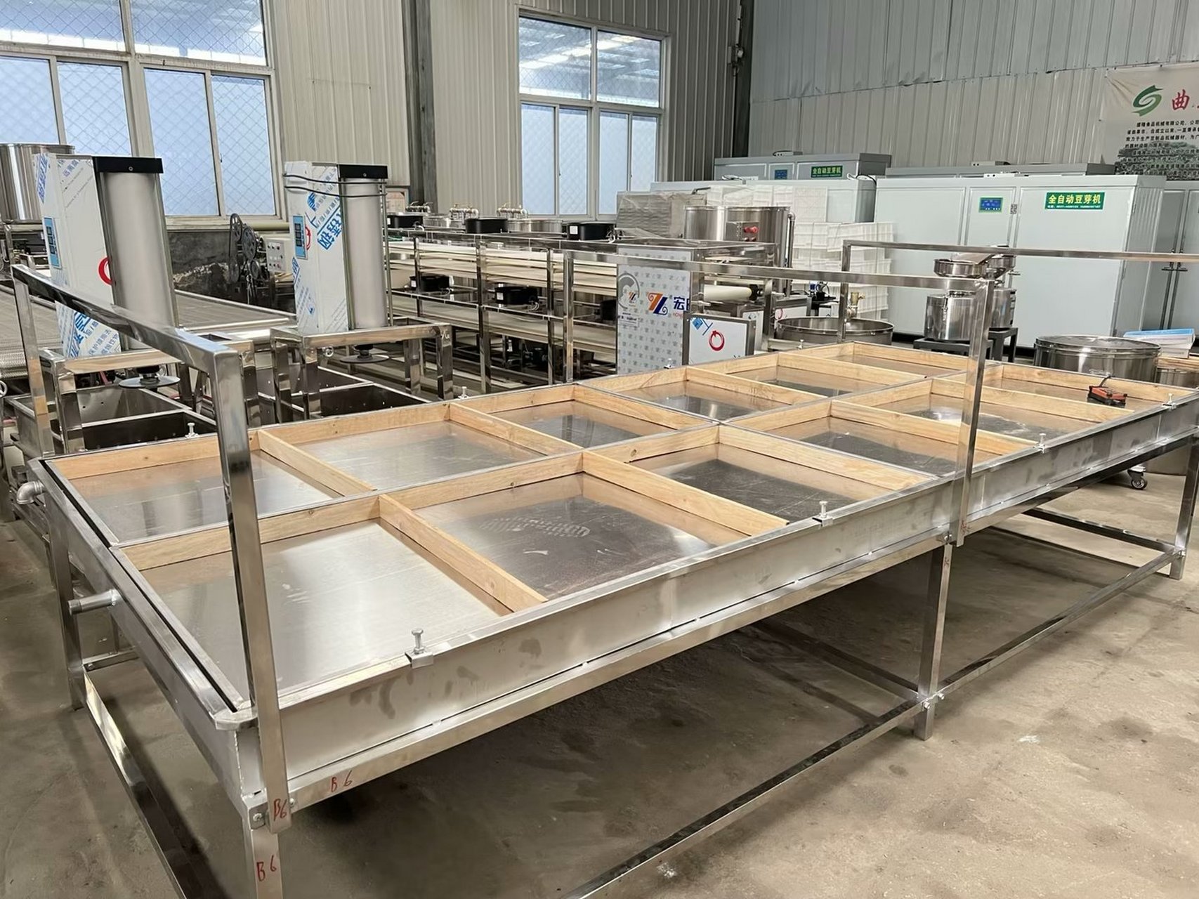 腐竹机操作简单,生产速度快,一人可看管多台机器,产品色泽口感好,机器