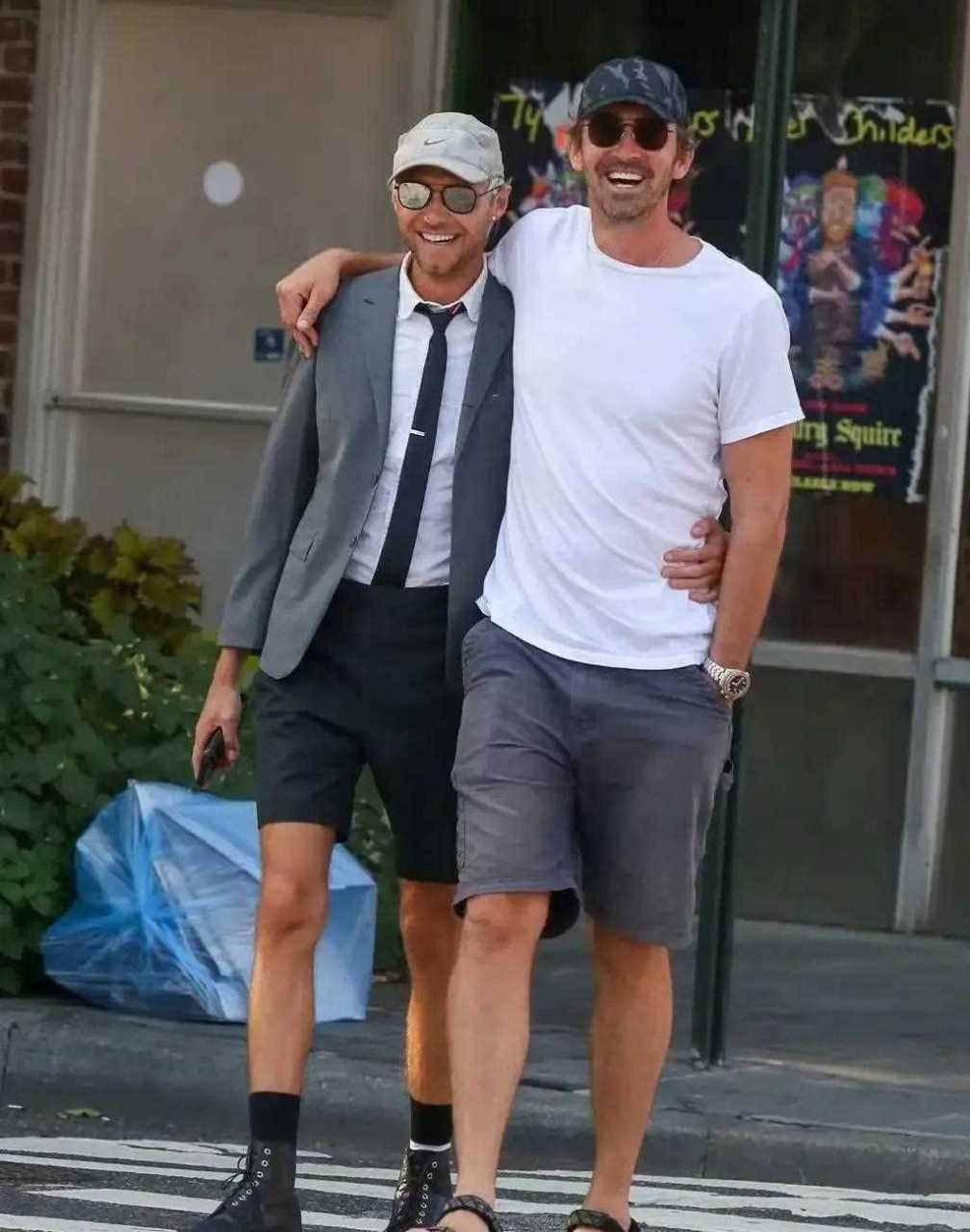 李·佩斯和男友婚后一年,变得沧桑清癯了!