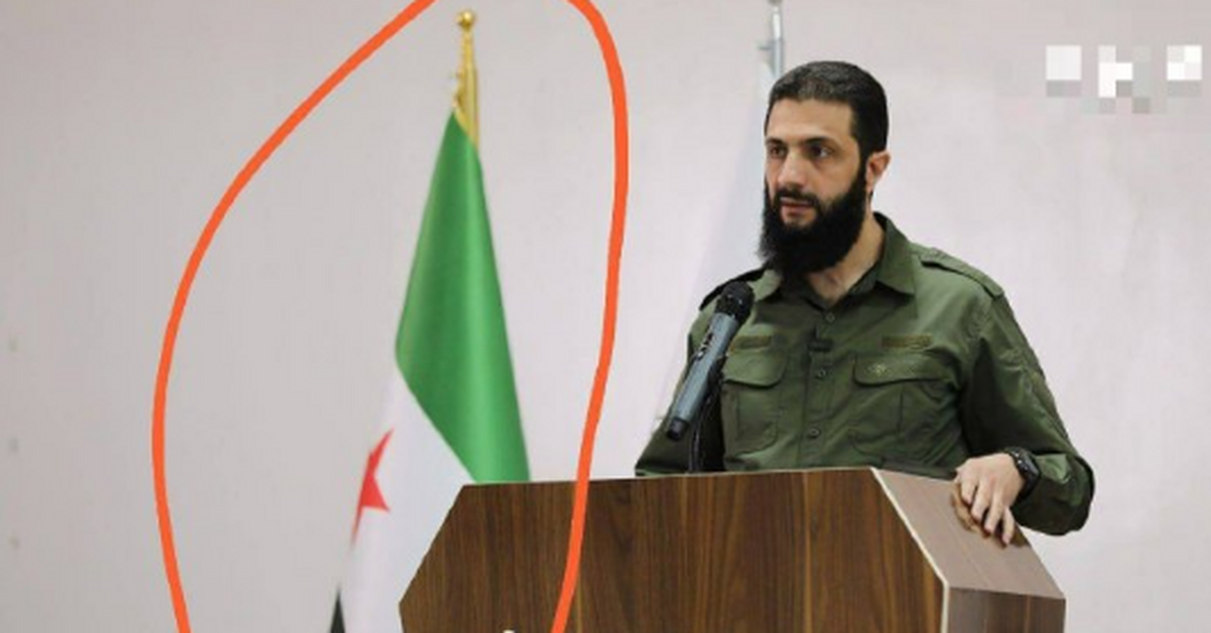 笑死,今天朱拉尼演讲时身旁摆着"叙利亚自由军"的三星旗,不久前他的