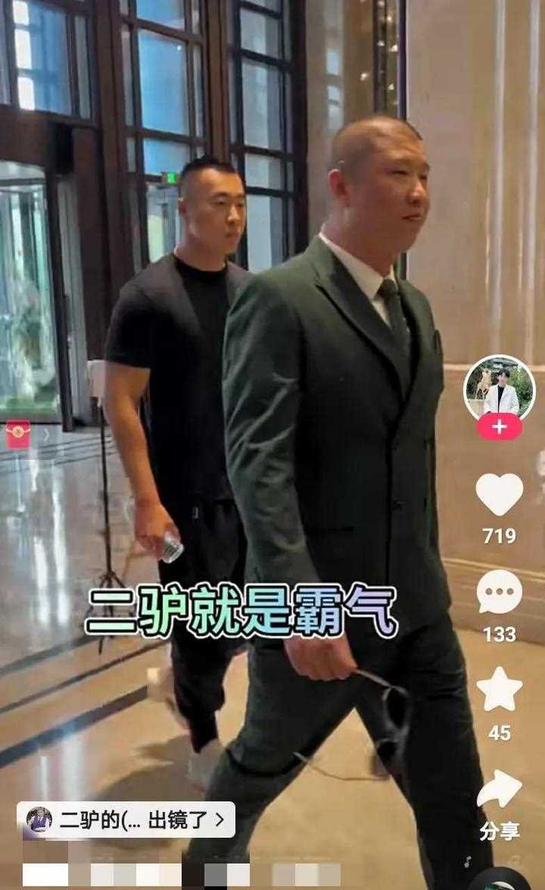 二驴新雇了一个保镖,年薪200万,是退伍军人出身,又是散打爱好者,一个