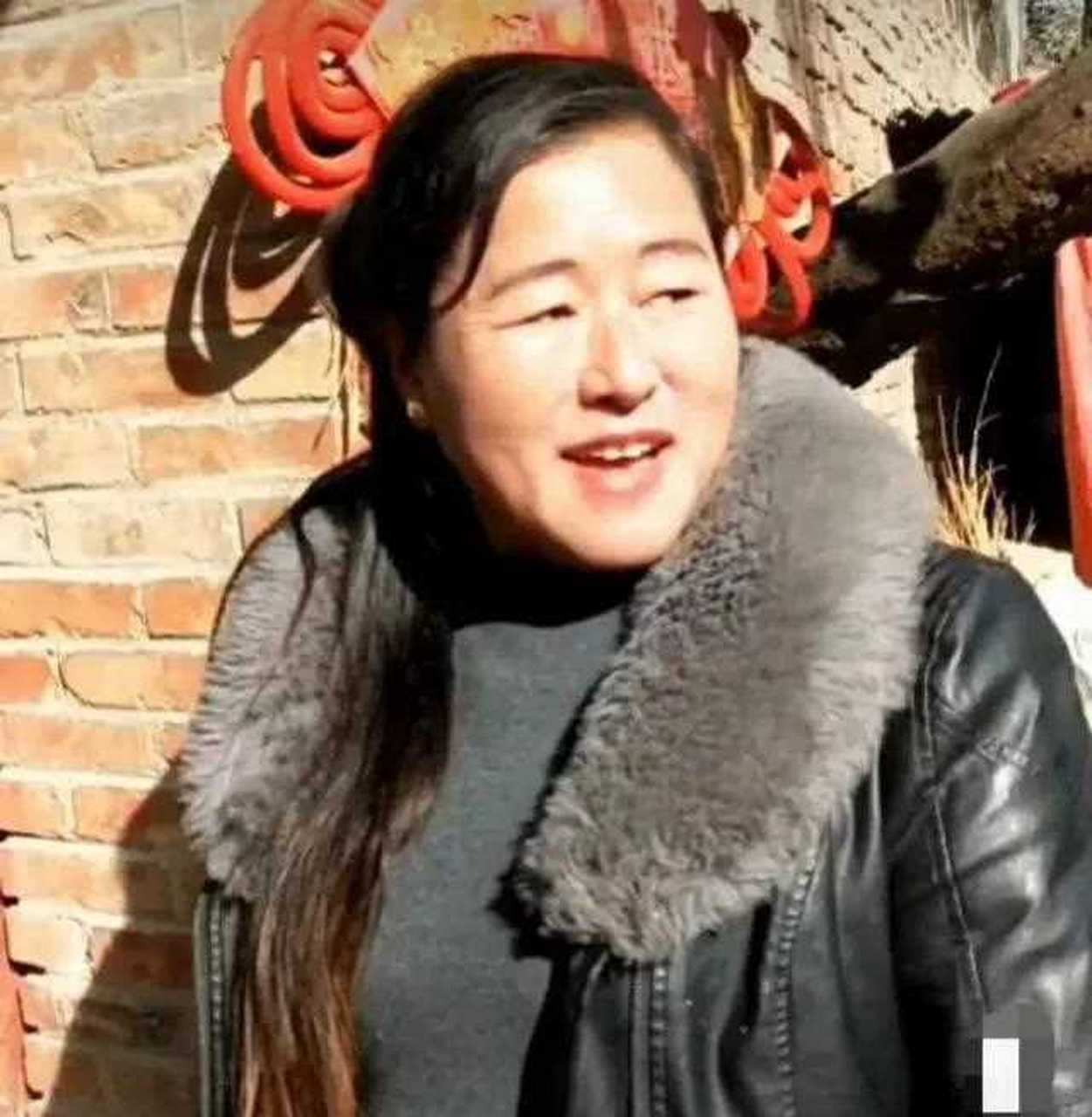 大衣嫂二婚嫁给穷光蛋朱之文,哪晓得她今天过上了所有人都羡慕的生活