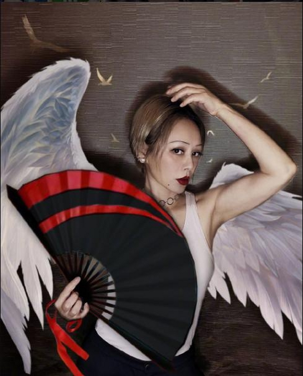 视频中,宁静的爸爸穿着一件花衬衫搭配灰色休闲裤,手上拿着扇子,随着