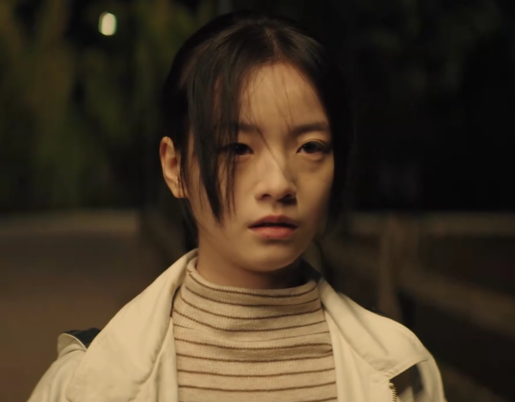 剧中这个凶手,在抛尸时只露了半张脸.