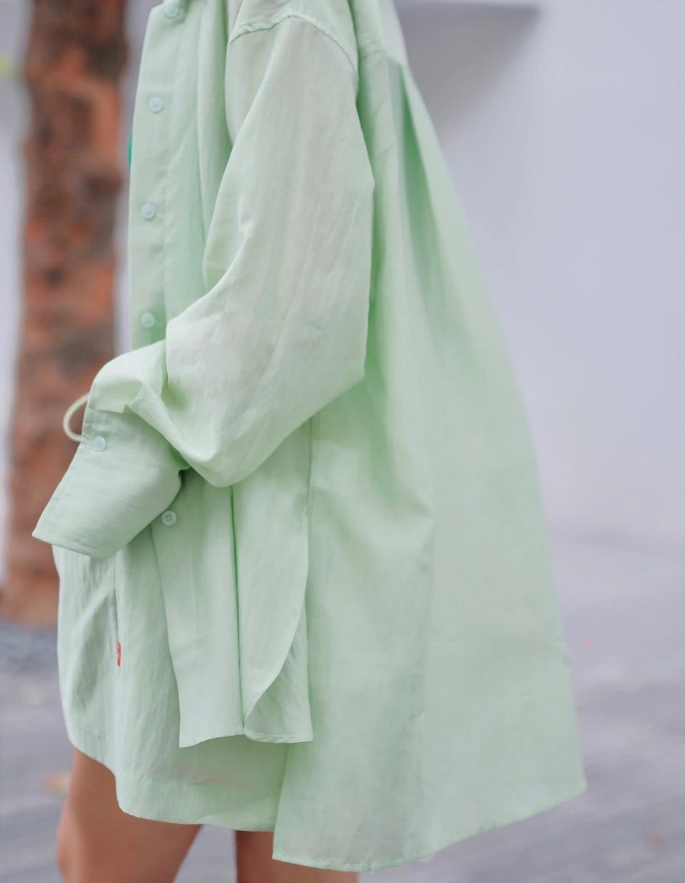 绿姑娘又上线了   整个上身深浅不一的绿色不单调   浅绿色衬衫