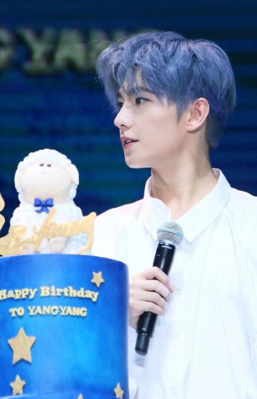 杨洋17年生日会的限定蓝发造型,有男团