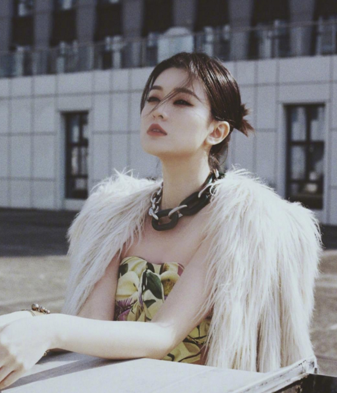 乔欣穿碎花裙搭配皮草,风格多变,清冷高贵,气质独特