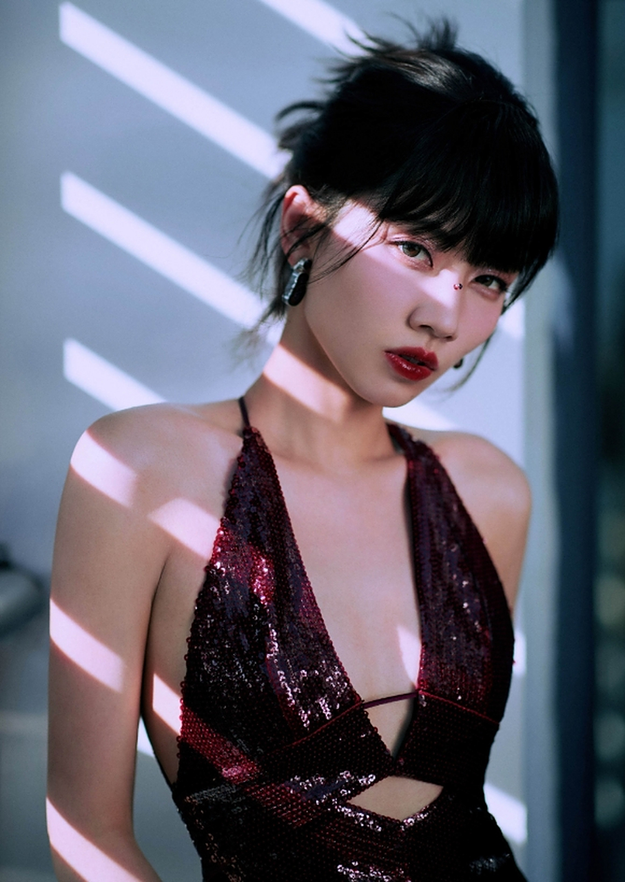 性感撩人的"人间尤物"#刘惜君# 一袭暗红色吊带裙