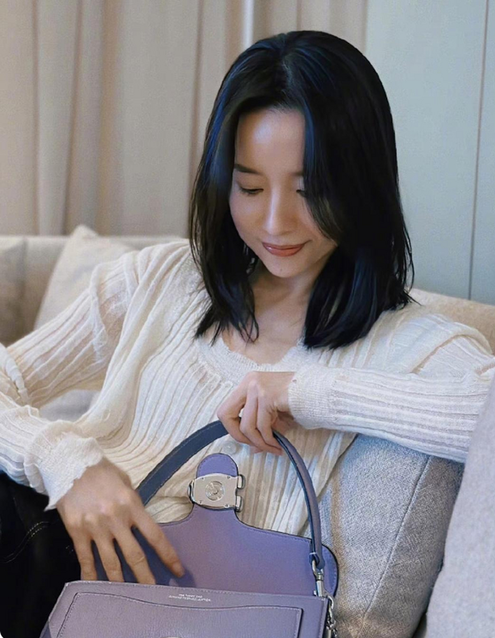 董洁在酒店休息不忘拍照宠粉,托着腮甜笑侧脸清秀.