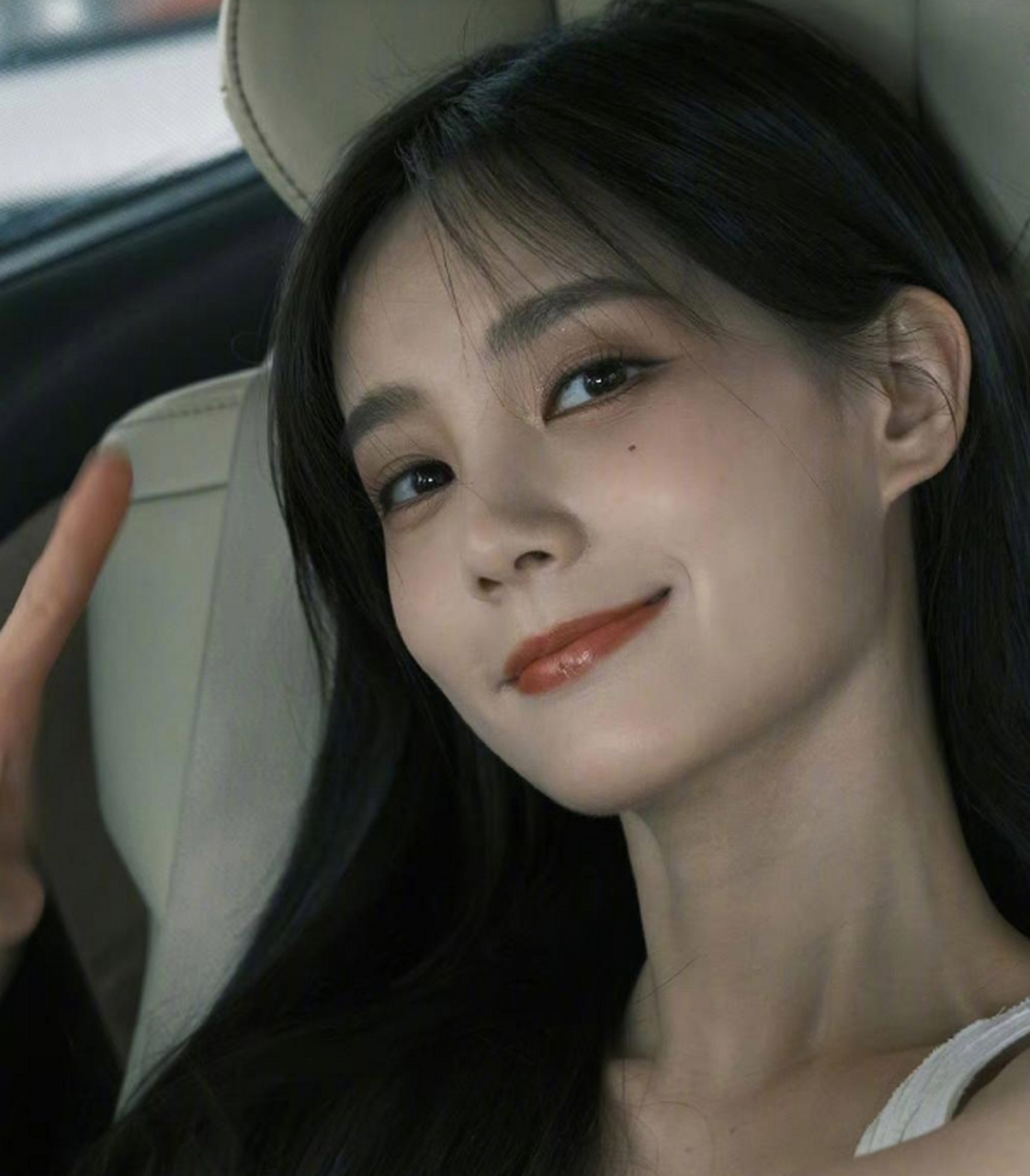 李一桐本人比电视里更好看,她在车里自拍长相太精致.