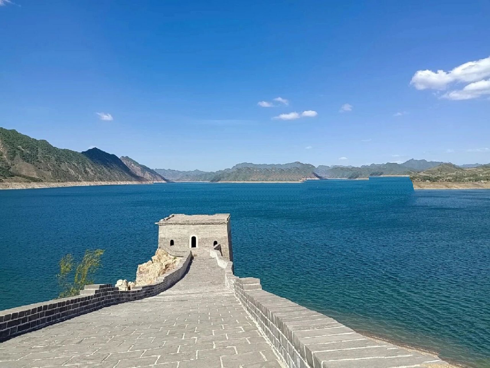 打卡蟠龙湖	 水库碧波荡漾,孤屿奇峰,遥相辉映,层峦叠嶂,山水交融