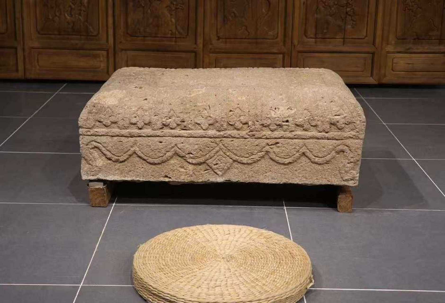 宋代——莲花 须弥座 茶园石 尺寸长94//宽64//高30 器型硕大规整 满