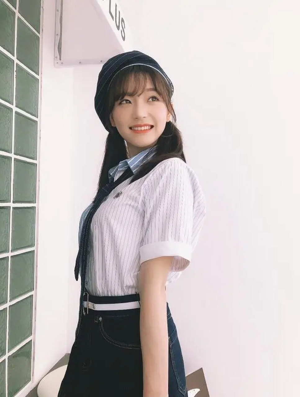 谢蕾蕾糖衣攻击,短裙制服搭配贝雷帽,青春值爆棚