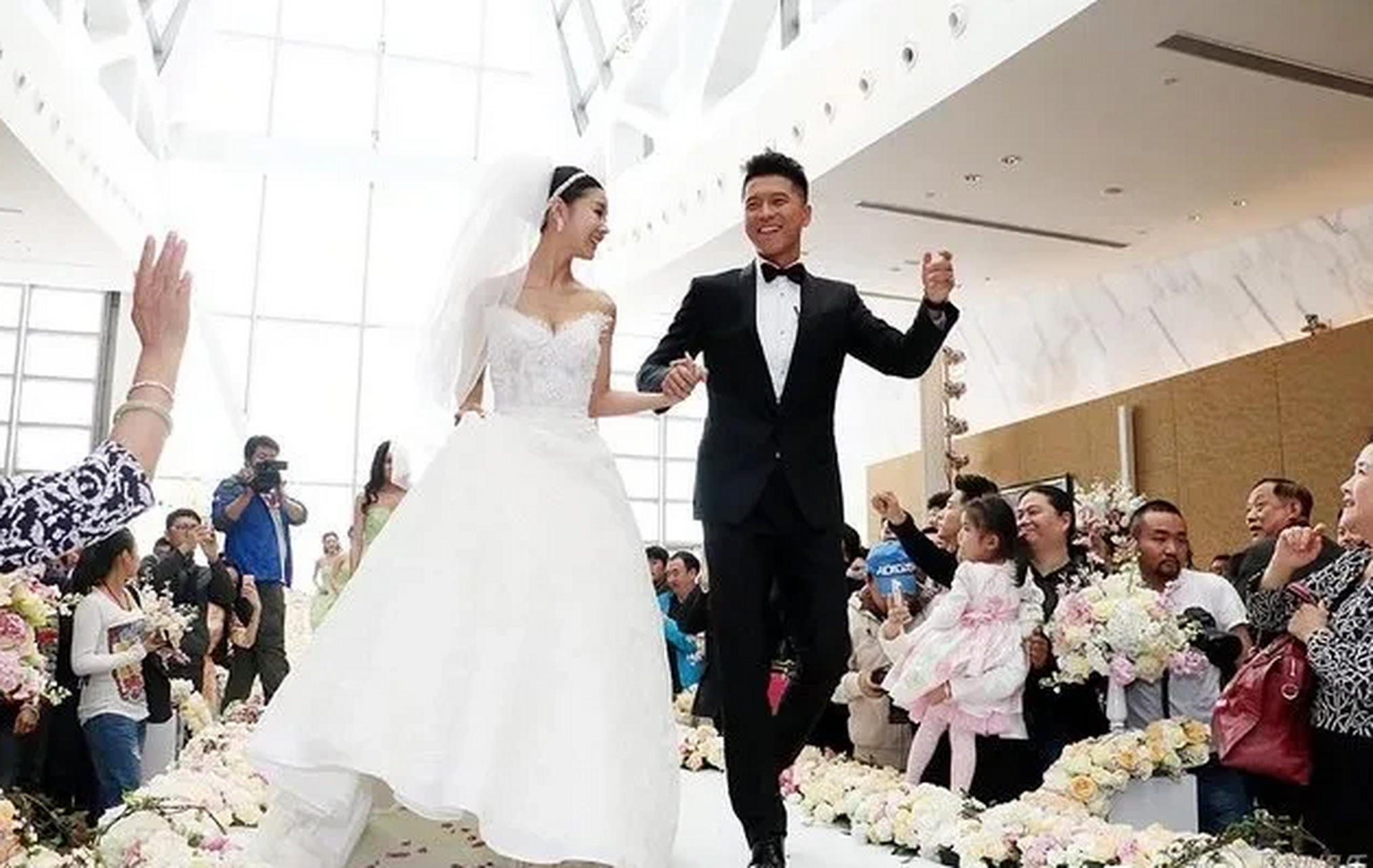 李小萌與王雷結婚現場照真接地氣,就像普通人的婚禮,一點也不奢侈誇張