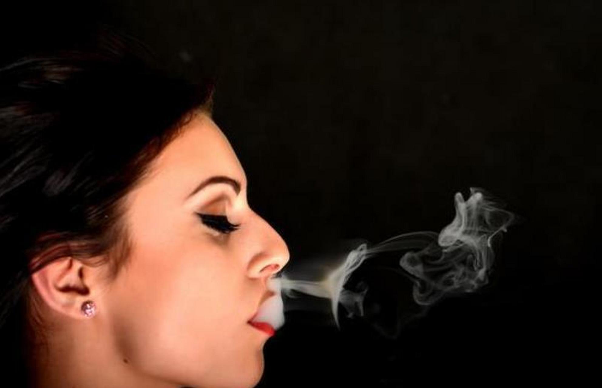 正在优雅地吞云吐雾,烟雾弥漫之间,女人享受着难得自由时光,可这种